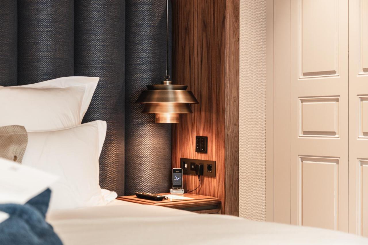 Hotel 717 Amesterdão Exterior foto A bedside table with a built-in USB charger