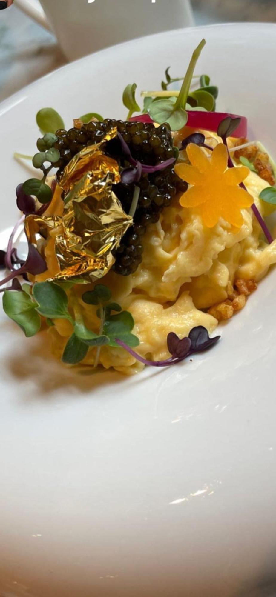 Hotel 717 Amesterdão Exterior foto A close-up of a dish of risotto with gold leaf