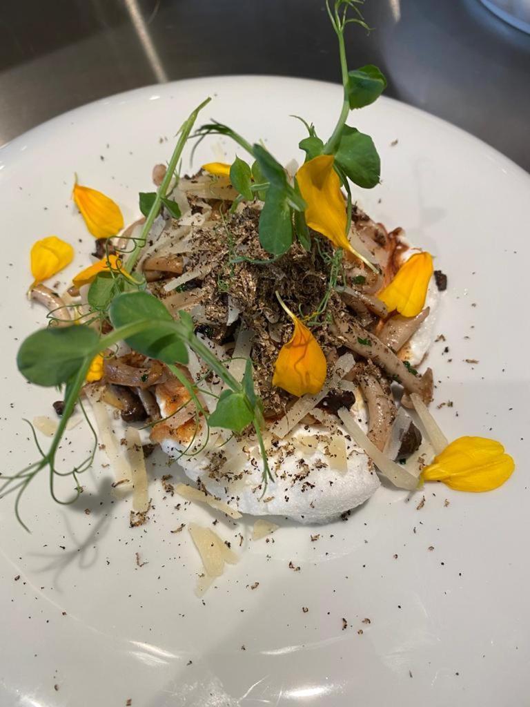 Hotel 717 Amesterdão Exterior foto A dish of goat's cheese with honey and flowers